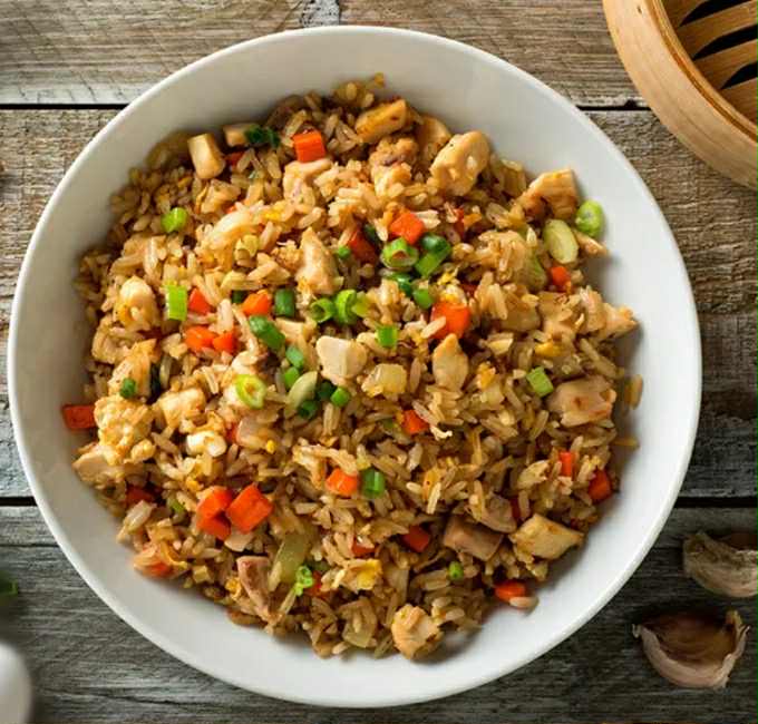 Riz frit au poulet asiatique
